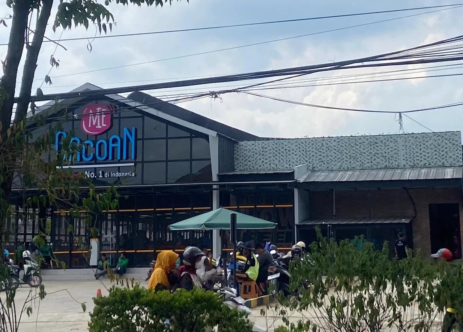 STAN KEDUA. Mie Gacoan di Jalan Ahmad Yani kembali diserbu masyarakat.