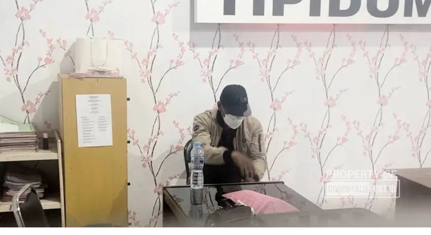 PERIKSA. Tersangka DH saat dilakukan pemeriksaan lanjutan di ruang Reskrim Polres Gorontalo. (F:Deice/Gorontalo Post)