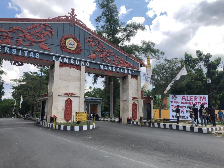 KECEWA:Gerbang Kampus ULM di Banjarbaru dipasangi spanduk bernada kekecewaan para mahasiswa buntuk skandal guru besar ULM.(foto:Sheillah Farzela/Radar Banjarmasin)