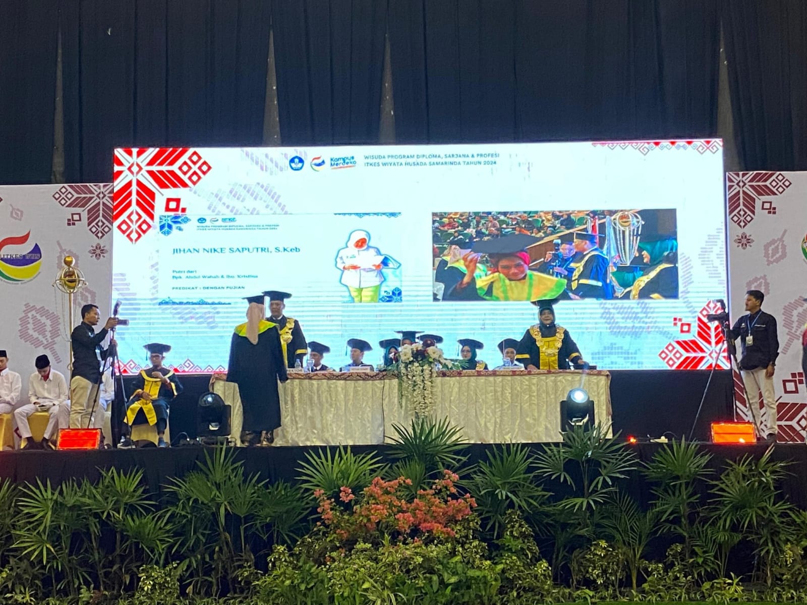 Prosesi sidang tertutup, yudisium, pelantikan dan angkat sumpah tersebut nampak berjalan khidmat dan suka cita.