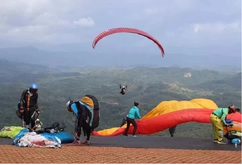 Aktivitas paralayang di Tahura Sultan Adam.