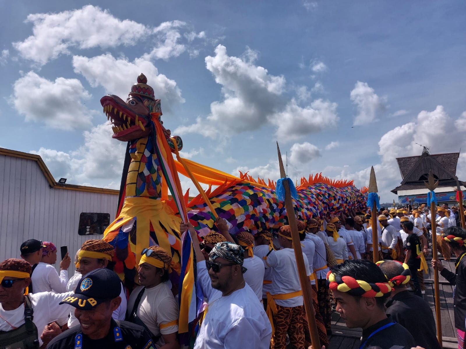 Proses mengulur naga laki dan bini serta belimbur yang menjadi puncak Erau Adat Kutai tahun 2024 (Elmo/Prokal.co)