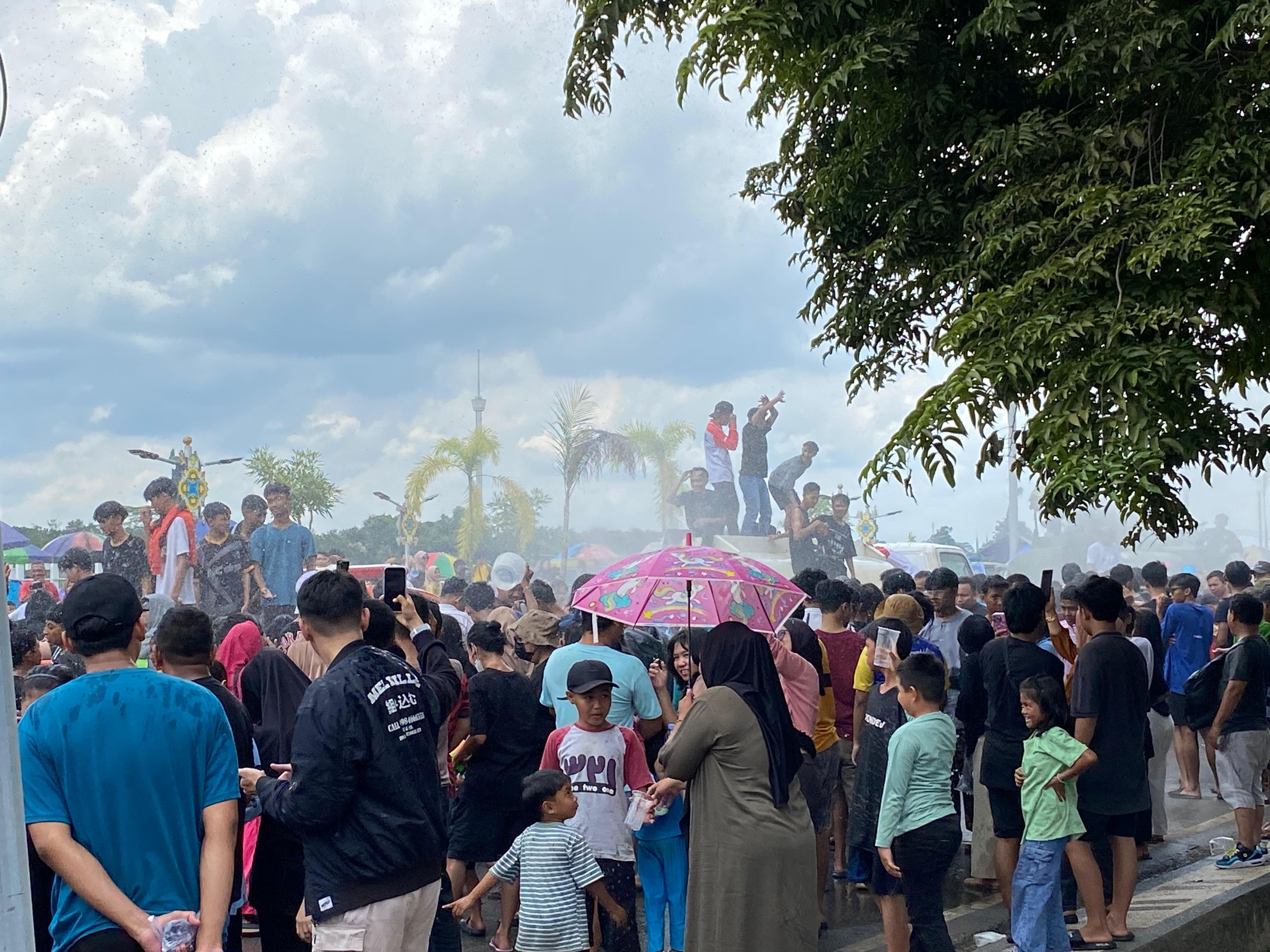 Belimbur, salah satu prosesi yang ditunggu warga.