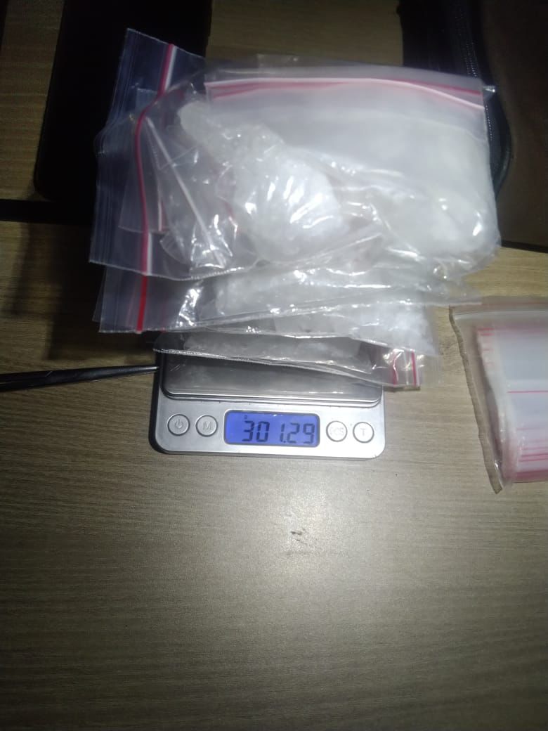 DIAMANKAN: Tersangka A (35) dan F (31) diamankan pihak kepolisian atas kepemilikan sabu seberat 301,29 gram.