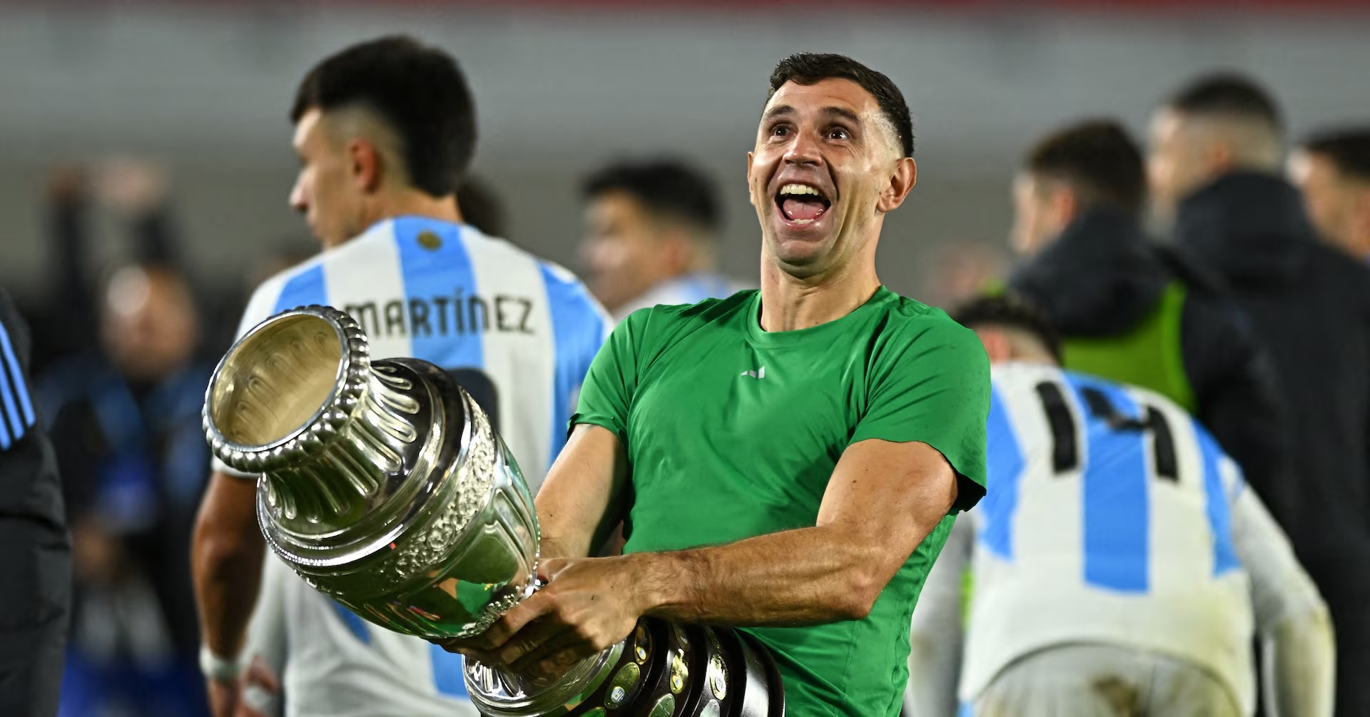 BERULAH: Emiliano Martinez mendapat sanksi dari FIFA karena dua ulahnya pada dua laga berbeda.