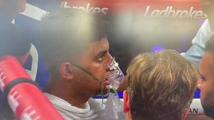 DEBUT GAGAL: Hasnan Ali harus mendapat perawatan berupa bantuan tabung oksigen setelah di-KO Tommy Sams.