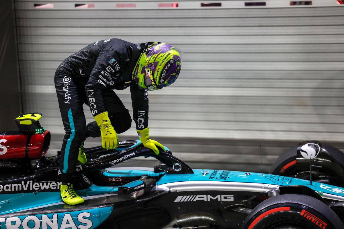 SALAH PILIH BAN: Lewis Hamilton hanya mampu finis di posisi enam pada balapan Sirkuit Marina Bay, Singapura (22/9).