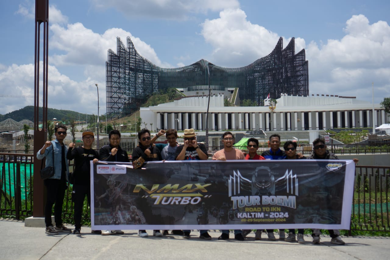 Peserta touring NMAX Tour Boemi Nusantara (NTBN) saat berada di depan Istana Garuda Ibu Kota Nusantara, Sabtu 28 September 2024.