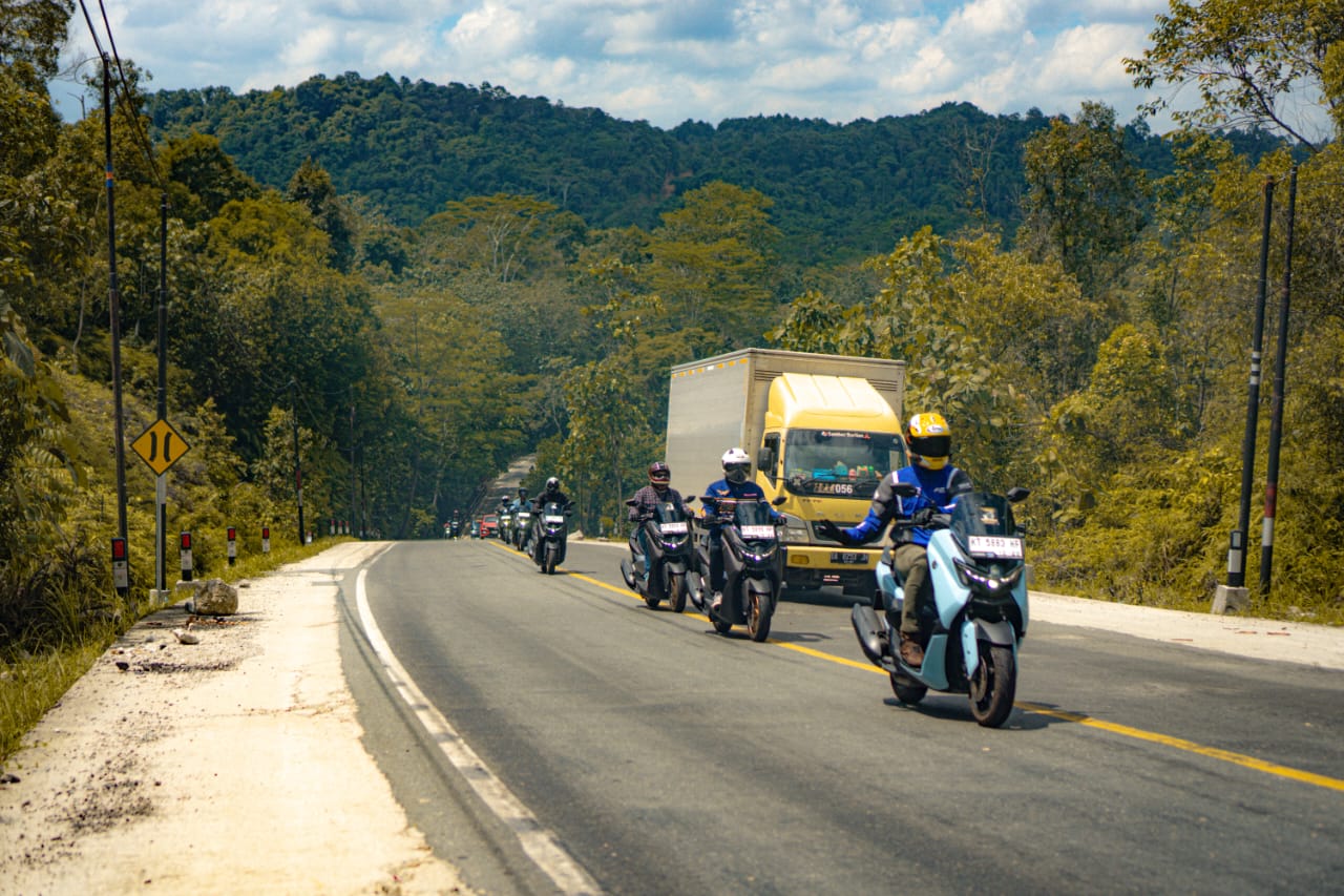 Jalanan aspal menanjak berbukit dilewati para biker Yamaha NMAX TURBO di jalan poros Samboja Kilometer 38 Kabupaten Kutai Kartanegara menuju Ibu Kota Nusantara di Kecamatan Sepaku PPU.