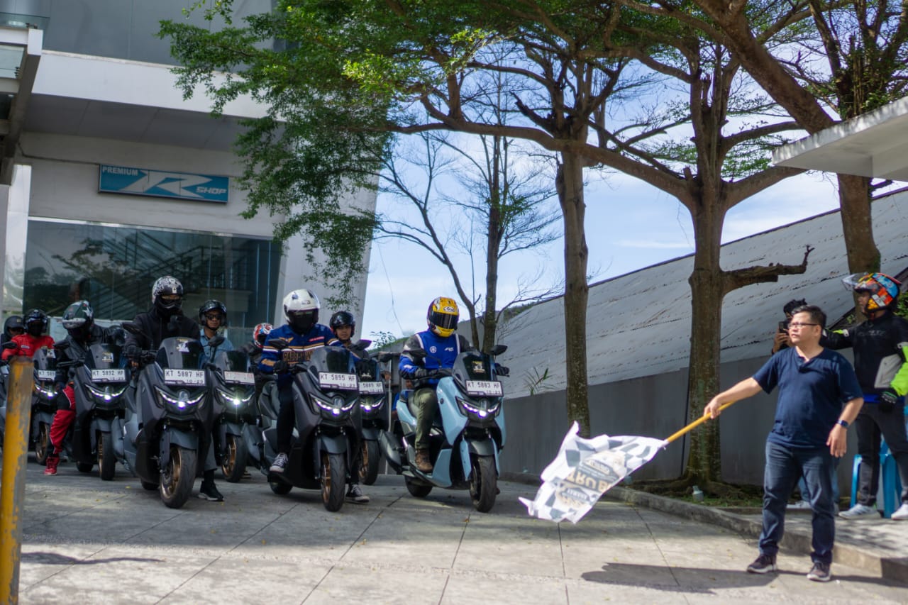 Para biker Yamaha NMAX TURBO Tour Boemi Nusantara (NTBN) Kalimantan Series di Kaltim dilepas oleh Branch Manager PT Surya Timur Sakti Jatim (STSJ) area Kaltimtara, Iwan Prasetya Rusli.
