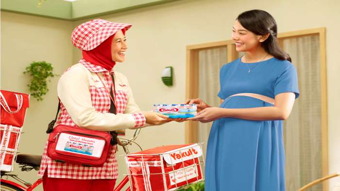 TAMBAH VARIAN: Yakult lady sudah bisa mengantarkan Yakul Light ke rumah-rumah mulai Selasa (1/10/2024).