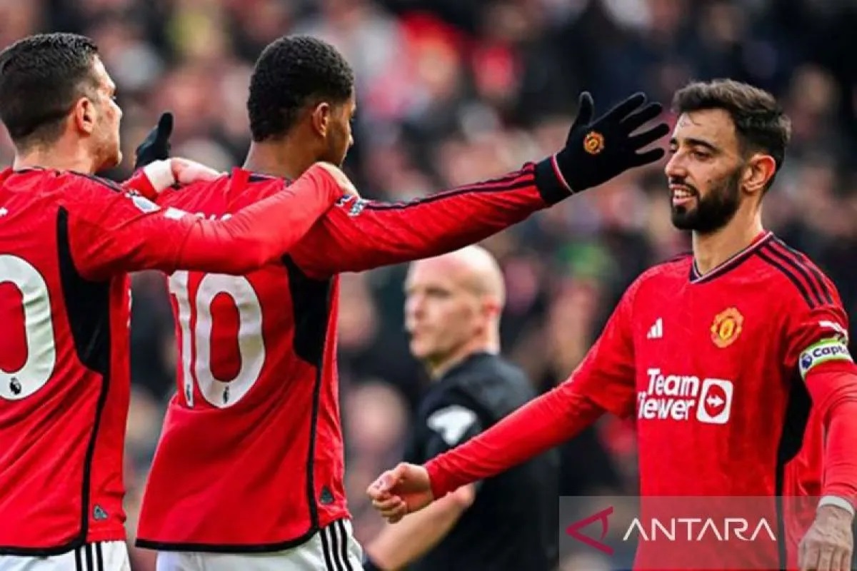 Pemain Manchester United Bruno Fernandes (kanan) berselebrasi dengan rekan-rekannya setelah tercipta gol ke gawang Everton dalam pertandingan Liga Premier Inggris di Old Trafford, Sabtu (9/3/2024). AN