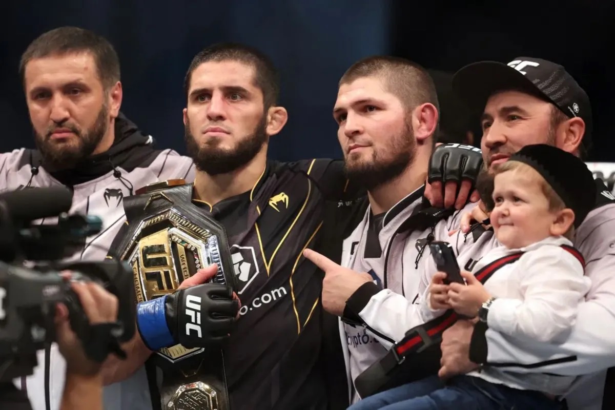 Legenda Ultimate Fighting Championship Khabib Nurmagomedov (kedua kanan) bersama juara kelas ringan UFC Islam Makhachev (kedua kiri) beserta tim berpose di dalam octagon. (ANTARA/HO-Laman MMA Fighting