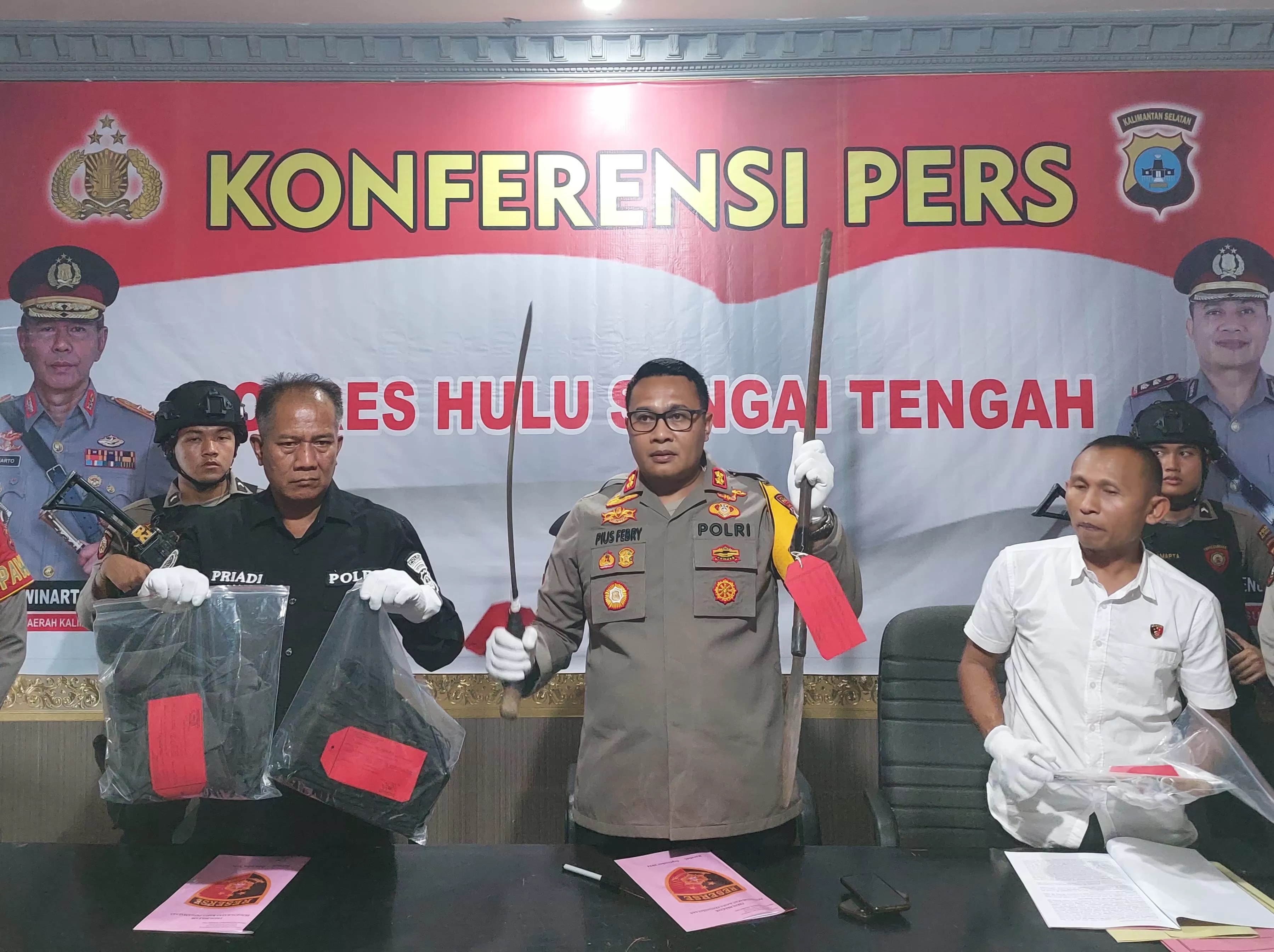 JUMPA PERS: Kapolres HST, AKBP Pius X Febry Aceng Loda menunjukkan barang bukti kasus penganiayaan di Kecamatan Haruyan. (Foto: Jamaluddin/Radar Banjarmasin).