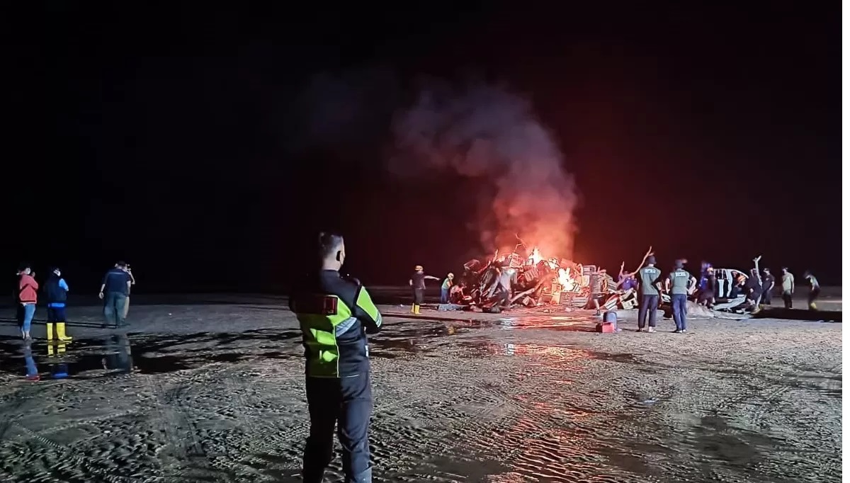 DIMUSNAHKAN:Tim gabungan berhasil menangani bangkai ikan paus yang terdampar di Pantai Teritip, Balikpapan, dengan proses evakuasi dan pembakaran untuk mencegah pencemaran.(FOTO:ISTIMEWA)