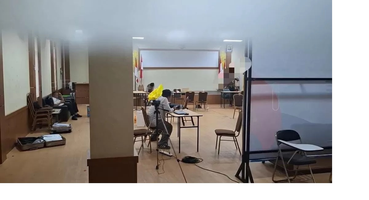 MASIH PERIKSA: Penyidik KPK masih menggunakan Aula Maratua di Gedung BPKP Kaltim untuk memeriksa para saksi kasus dugaan korupsi izin tambang batu bara di Kaltim. (Foto: Restu/KP)