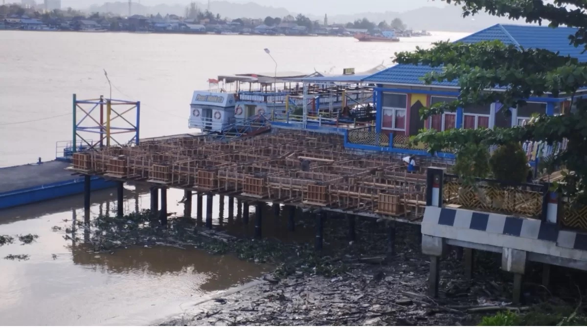 KONSTRUKSI: Proyek perluasan Dermaga Mahakam Ilir Jalan Gajah Mada Kecamatan Samarinda Kota, jadi bagian dari pembangunan Teras Samarinda Segmen 2, Rabu (2/10). (FOTO: DENNY SAPUTRA/KP)