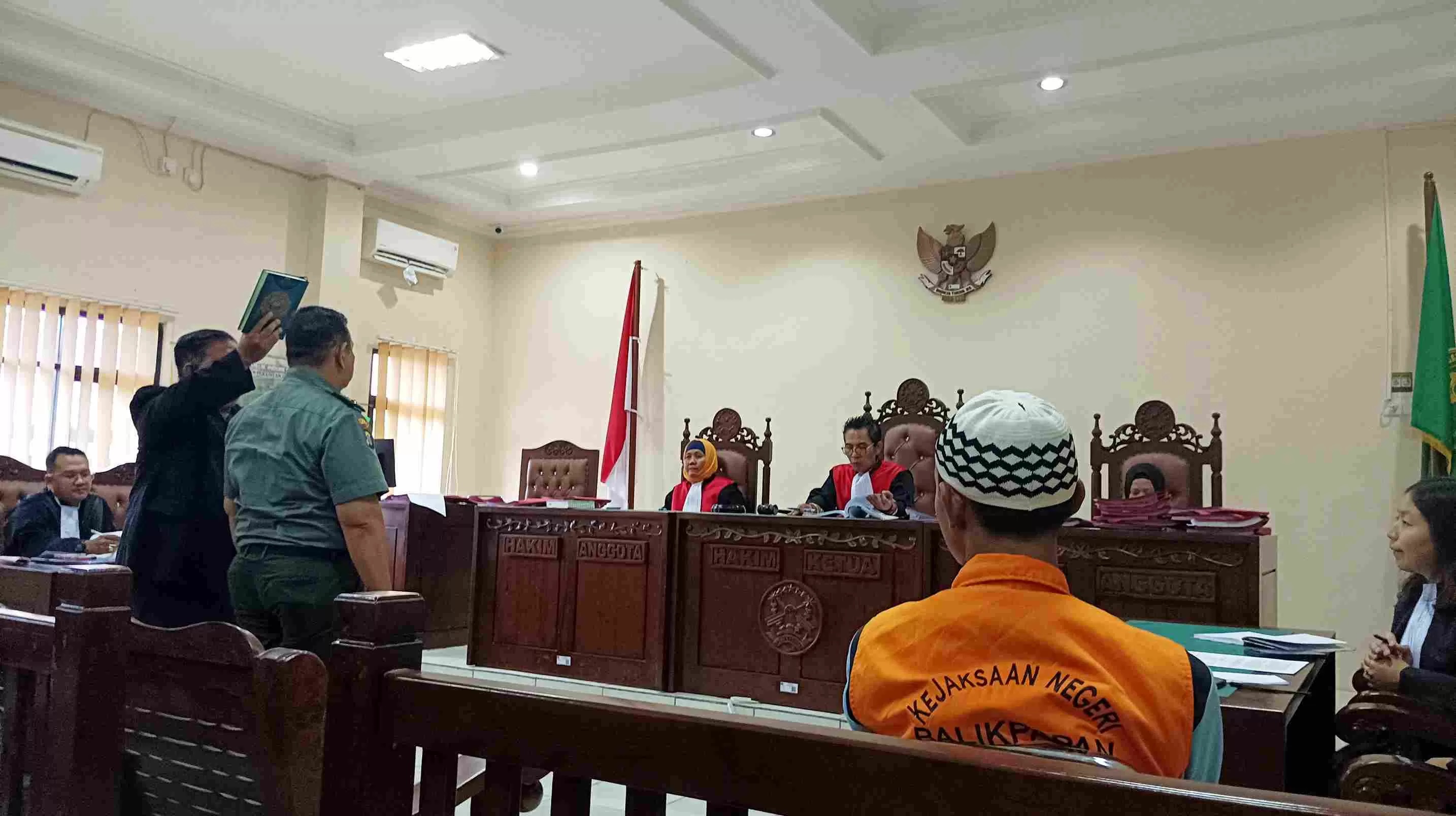 TERJERAT HUKUM: DS, pria asal Bandung, menjalani sidang akibat perbuatannya menjual hewan yang dilindungi. (Foto: Syahrul/KP)