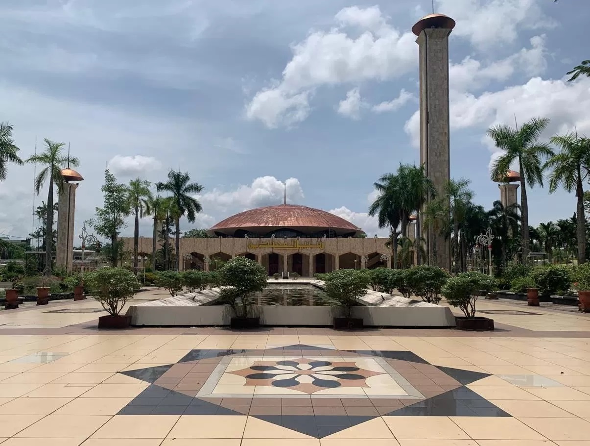 KEBANGGAAN UMAT: Masjid Raya Sabilal Muhtadin di Jalan Sudirman, Banjarmasin Tengah, seberang Sungai Martapura. (Endang/Radar Banjarmasin)