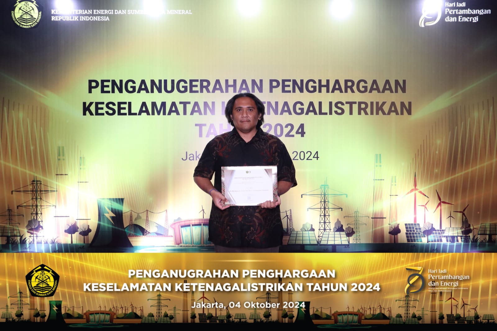 PENGHARGAAN : Leader K3 dari PLN UBP Mahakam Johan saat menerima penghargaan dari Kementrian ESDM.