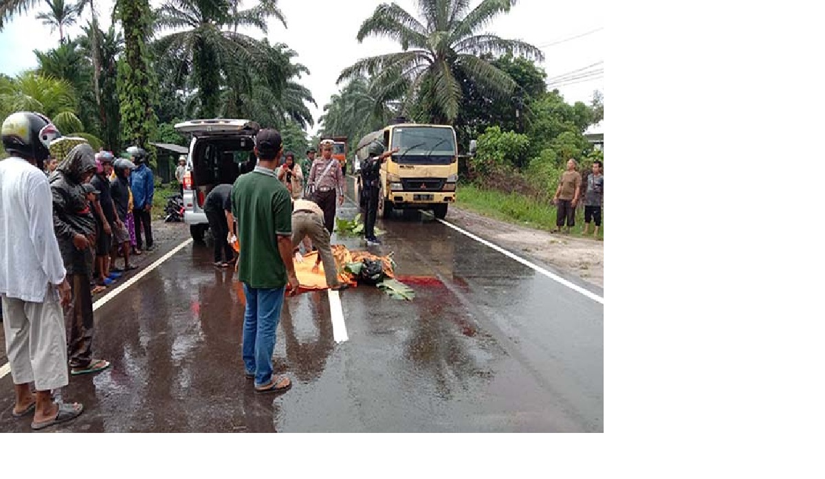 NAHAS: Petugas Polantas Polres Kotim saat mengevakuasi korban laka lantas di Jalan HM  Arsyad, Desa Bengkuang Makur, Kecamatan MB Ketapang, Sampit, Jumat (4/10) siang.