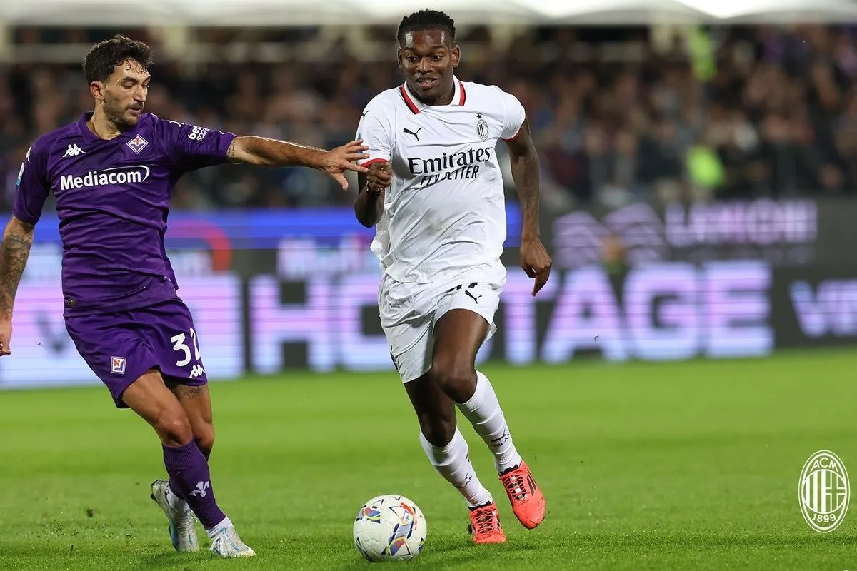 Pemain AC Milan Rafael Leao (kanan) mencoba melewati gelandang Fiorentina Danilo Cataldi dalam pertandingan Serie A 2024/25 pekan ke-7 di Stadion Artemio Franchi pada Senin (7/10/2024). ANTARA/HO-AC M