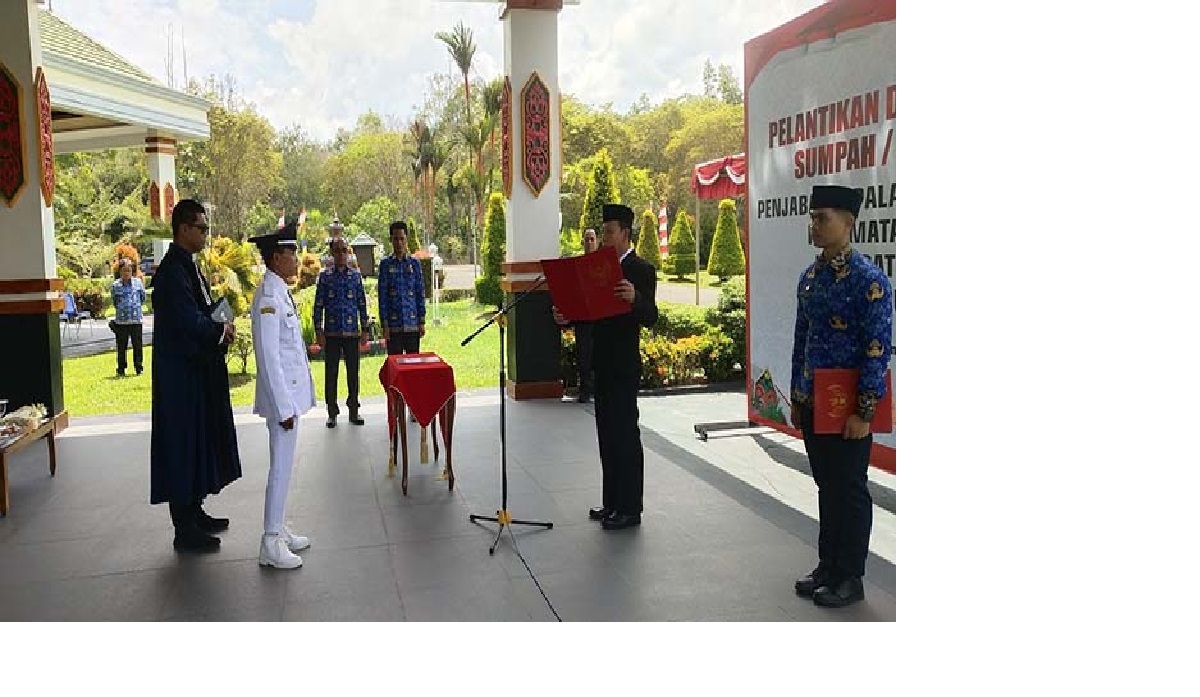 PELANTIKAN: Pj Bupati Katingan Sutoyo ketika melantik penjabat Kepala Desa Tumbang Gaei, Kecamatan Bukit Raya di halaman kantor bupati, baru-baru tadi. (HARI SOSILO/RADAR SAMPIT)