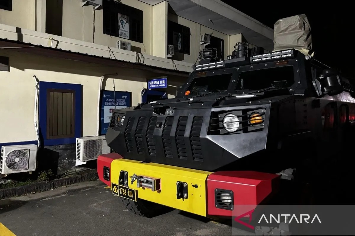 Kendaraan Taktis Brimob Polda Kalsel parkir di samping gedung terkait dugaan kasus OTT KPK terhadap salah satu pejabat Pemprov Kalsel yang diperiksa di Mako Polres Banjarbaru, Kalimantan Selatan.