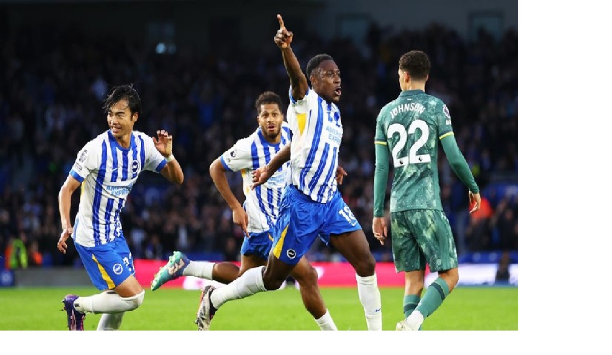 Pemain Brighton rayakan gol kemenangan.