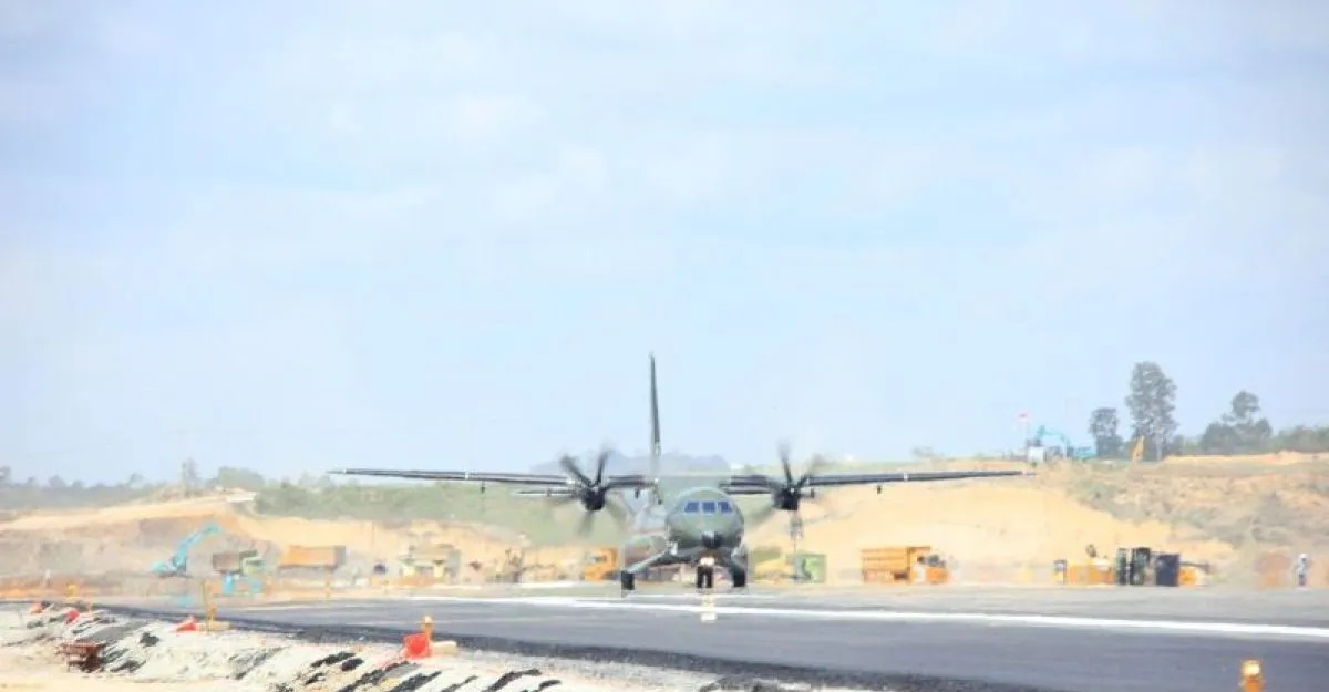 Pesawat TNI AU saat melakukan uji coba landasan pacu Bandara Nusantara yang dibangun di wilayah Kabupaten Penajam Paser Utara, Provinsi Kalimantan Timur. ANTARA/HO-dokumen Dispenau/aa.