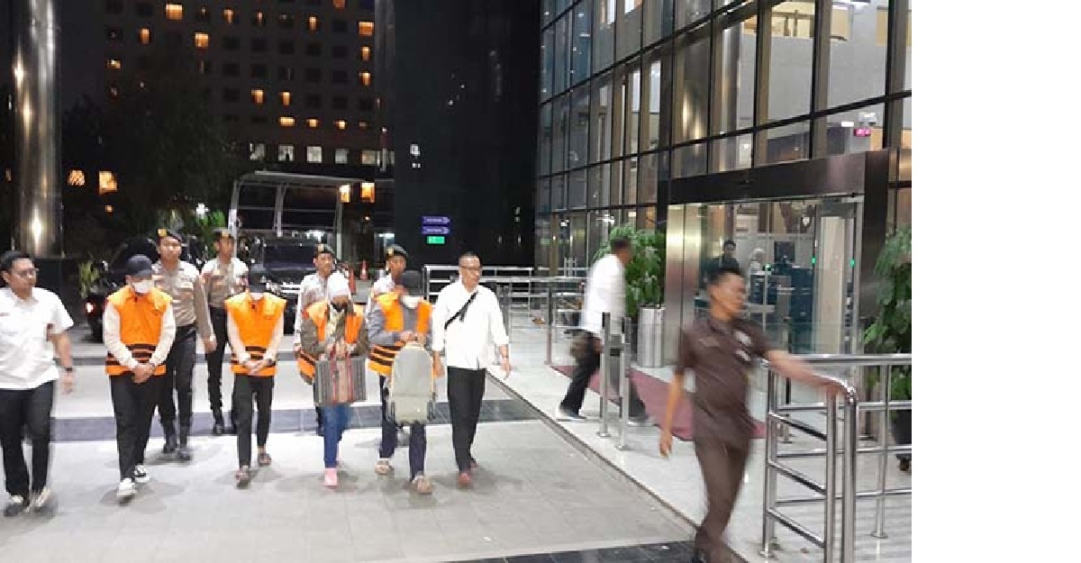 ROMPI ORANYE: Empat orang yang terjaring OTT KPK di Kalsel telah tiba di Jakarta setelah diperiksa di Mapolres Banjarbaru.(Edi Susilo/Jawa Pos)