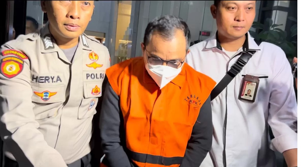 ROMPI ORANYE:Kepala Dinas Pekerjaan Umum dan Penataan Ruang (PUPR) Kalsel, Ahmad Solhan digiring petugas ke Gedung KPK, Jakarta, Senin (7/10/2024) malam.(foto:Edi Susilo/Jawa Pos)
