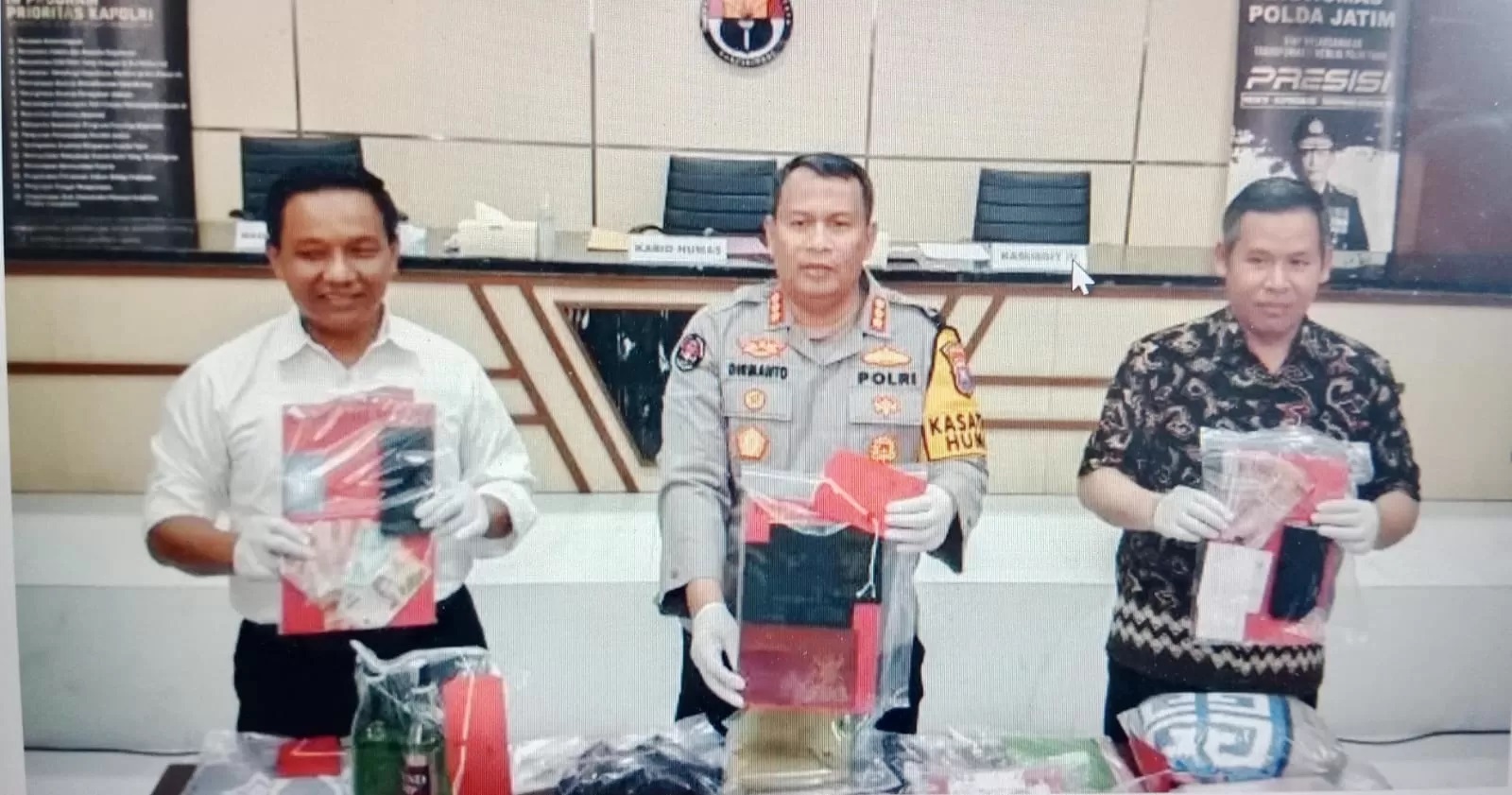 BARANG BUKTI: Polisi merilis pengungkapan kasus pesta seks di Mapolda Jatim di Surabaya, Selasa (1/10). (WillI Irawan/Antara)