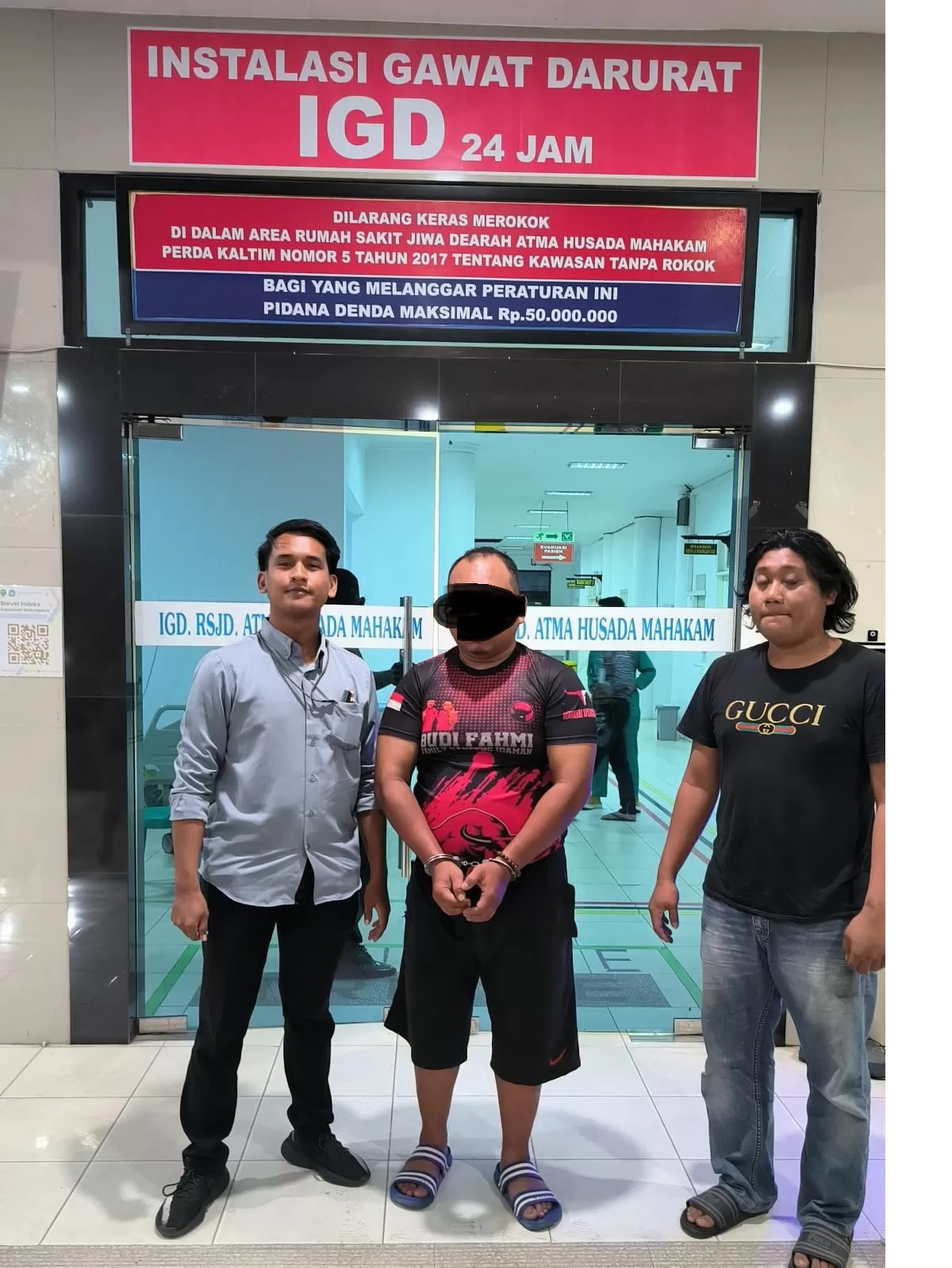 GANGGUAN KEJIWAAN. Ahmad Ilyas diantar anggota Unit Reskrim ke RSKD Atma Husada Mahakam. Pria yang mengaku ketua jalanan ini diamankan setelah memalak sopir truk.