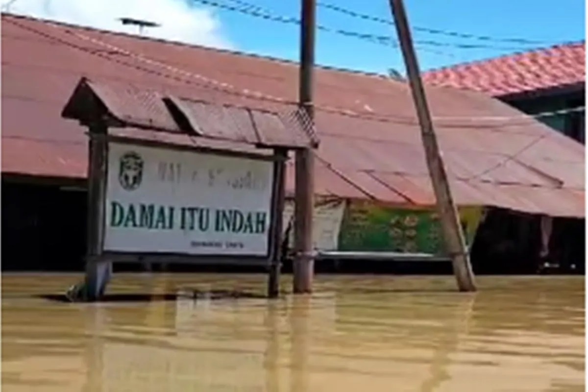 Banjir di Long Pahangai, Kabupaten Mahakam Ulu pada Selasa (8/10) (Antara/ HO Sahabat Perbatasan)