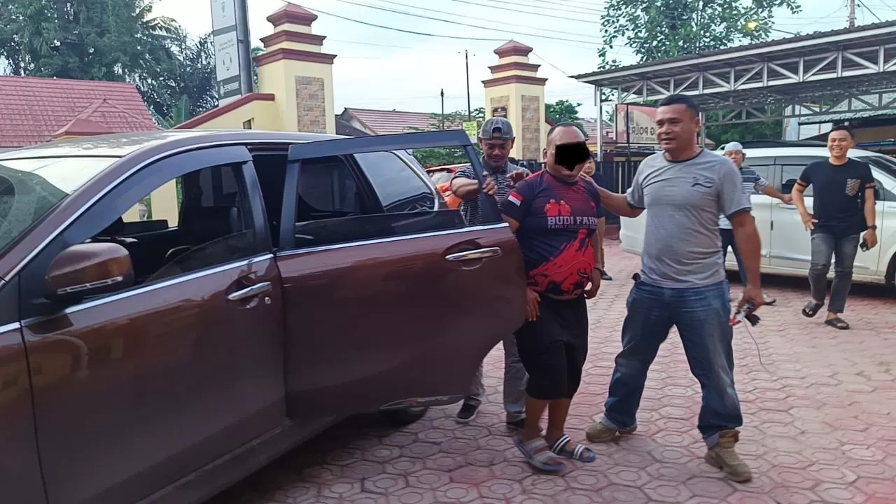 BIKIN GEMES. Ilyas yang dibekuk polisi karena memalak sopir truk, membuat orang yang mendengar pengakuannya sebagai "Ketua Jalanan" tertawa.