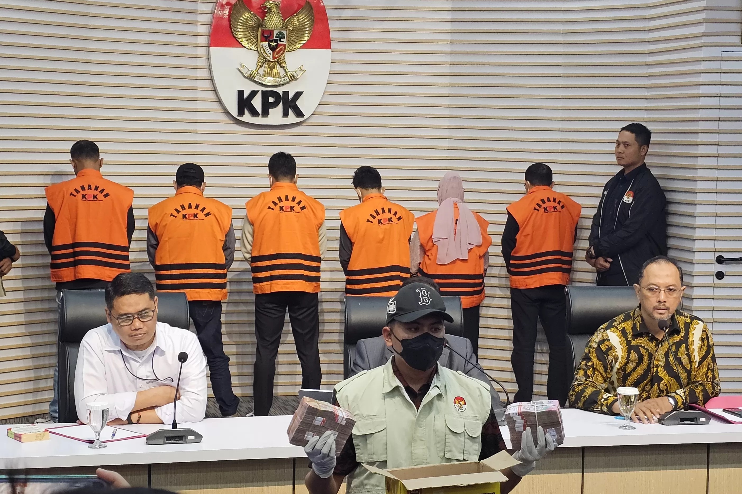 Komisi Pemberantasan Korupsi (KPK) resmi menetapkan Gubernur Kalimantan Selatan (Kalsel) Sahbirin Noor (SHB) sebagai tersangka dalam konferensi pers di Gedung Merah Putih KPK, Jakarta, Selasa (8/10).