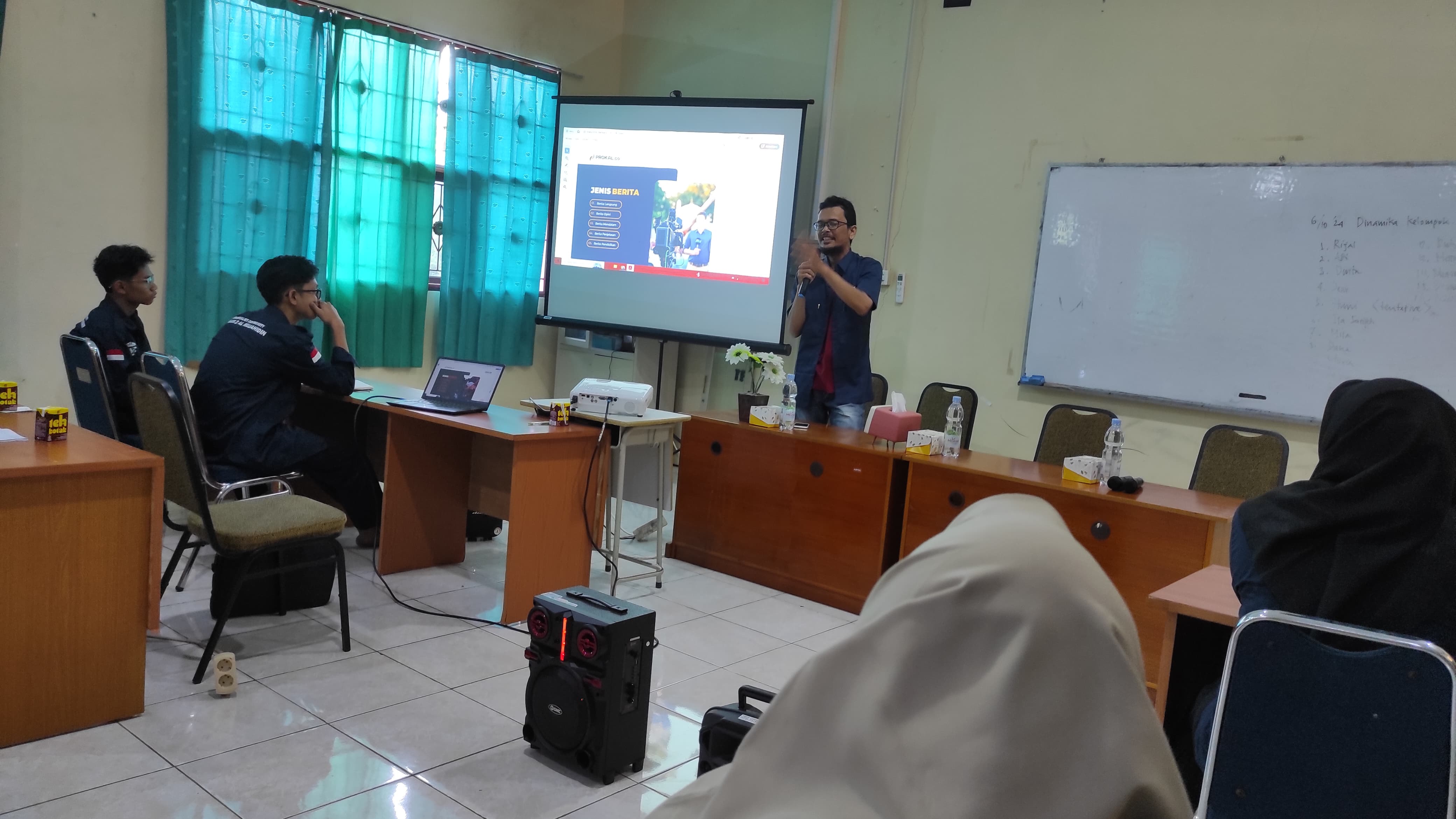 MATERI: Faroq Zamzami saat memberikan materi jurnalistik di SMA Muhammadiyah 2, Balikpapan, Sabtu (12/10/2024).