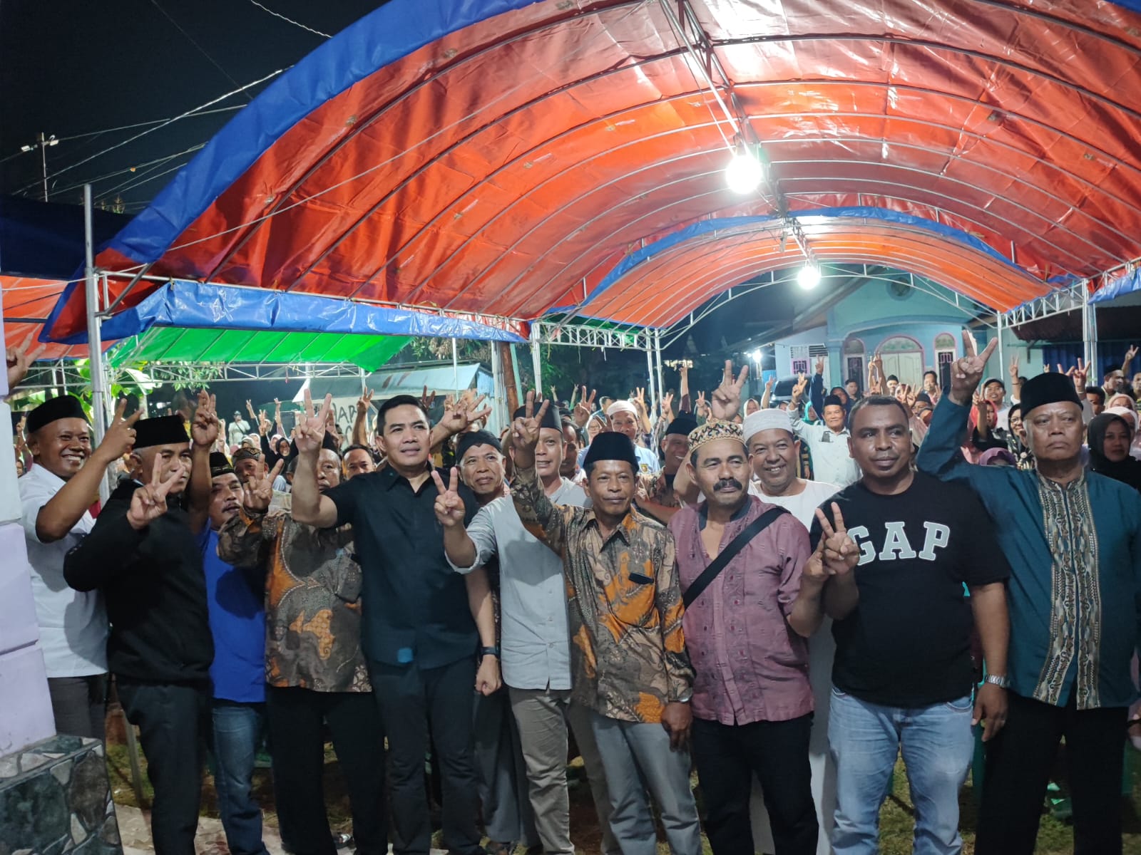 Andi Harun bersama warga.
