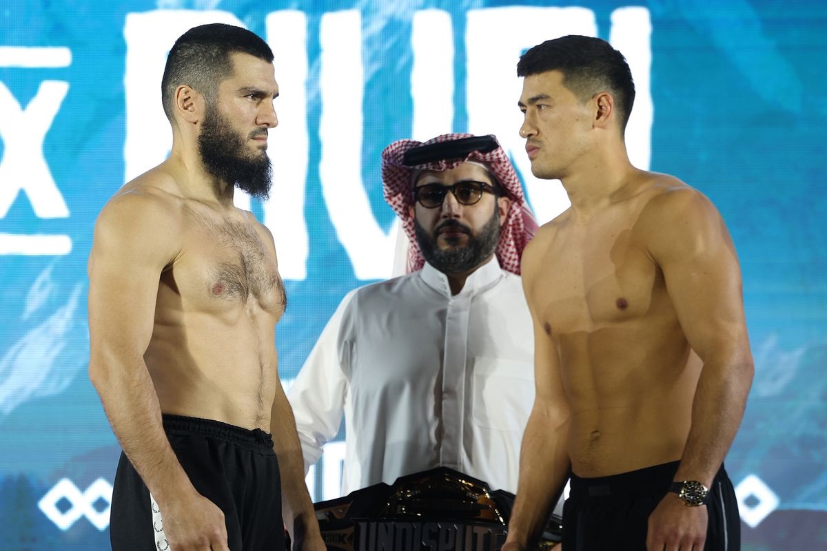 Arthur Beterbiev (kiri) berhadapan dengan Dmitry Bivol.