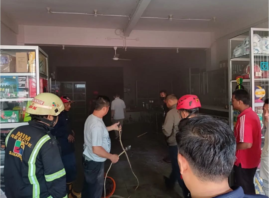 Kebakaran di toko Dewi Sport.