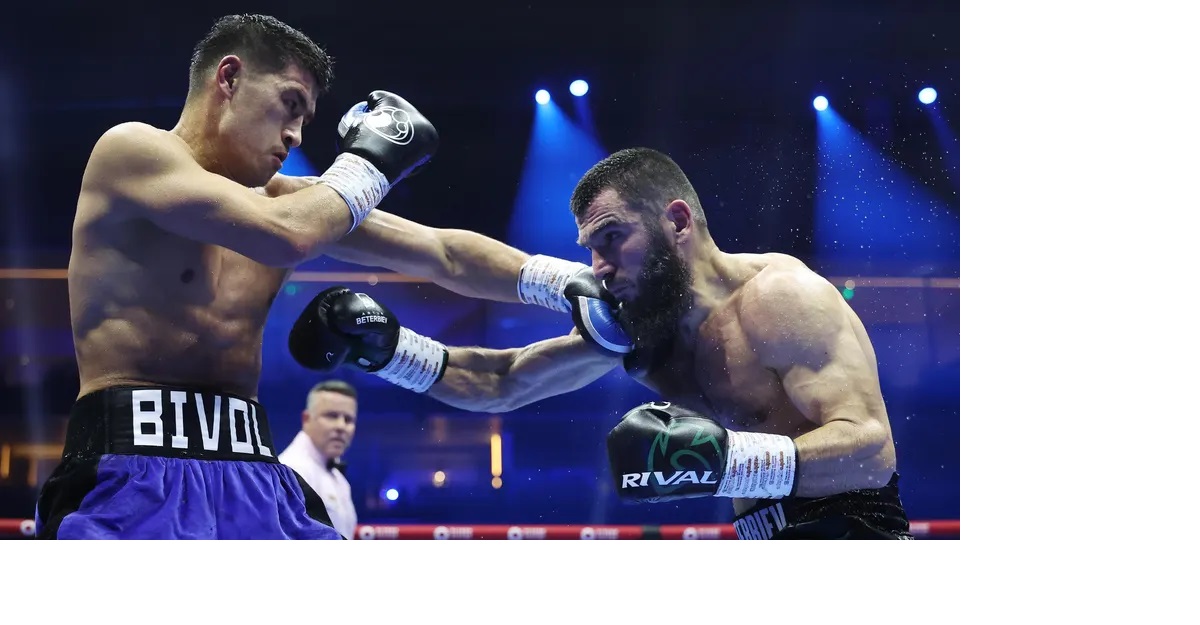 Artur Beterbiev lontarkan jab ke Dmitry Bivol.