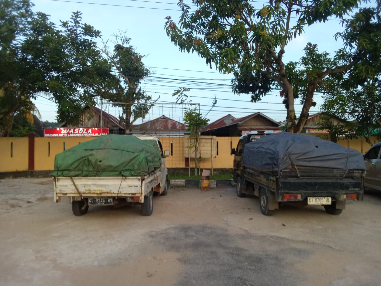 Dua mobil pikap bermuatan batubara diduga ilegal yang dibawa warga ke Polsek Loa Kulu (Istimewa)