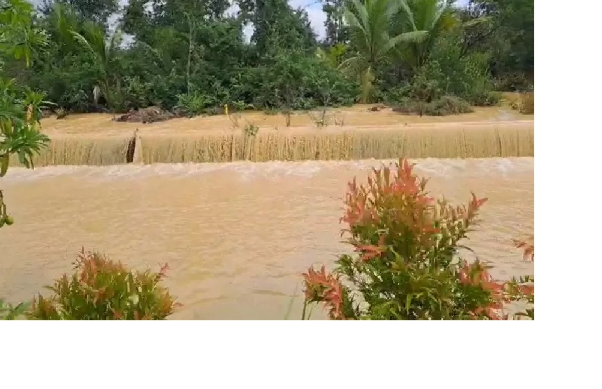 Limpasan air dari area pembangunan pergudangan menerobos kanal air di perumahan Graha Indah RT 13, Balikpapan Utara. ((dokumentasi warga RT 13)