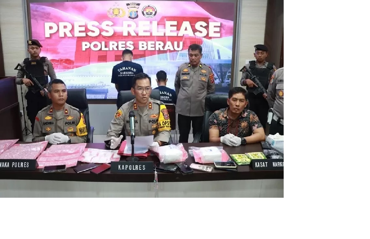 Barang bukti sabu 2,5 kilogram lebih disita dari dua tersangka dihadirkan penyidik saat rilis pengungkapan narkoba oleh Polres Berau. (ist)