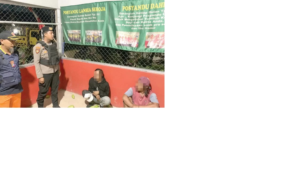 TERCIDUK. En, Df dan Jn diamankan anggota Patroli Beat 110 usai kepergok mencuri mangga.