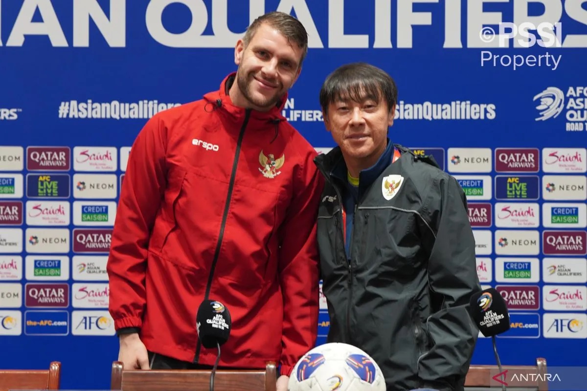 Kiper timnas Indonesia Maarten Paes (kiri) dan pelatih Shin Tae-yong (kanan) berpose pada sesi jumpa pers pra laga melawan China, Senin (14/10/2024).