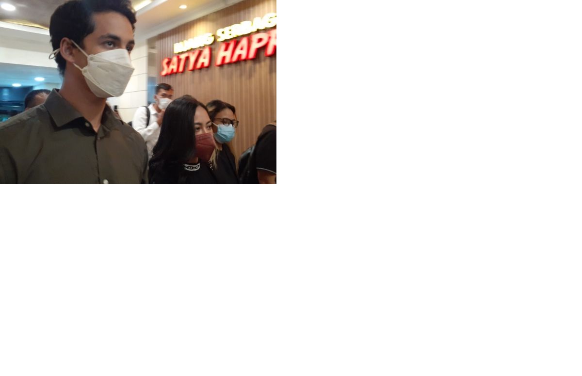 Salim Nauderer dan Rachel Vennya di Polda Metro Jaya, Jakarta Selatan, Senin (1/11). Foto: Firda Junita/jpnn.com