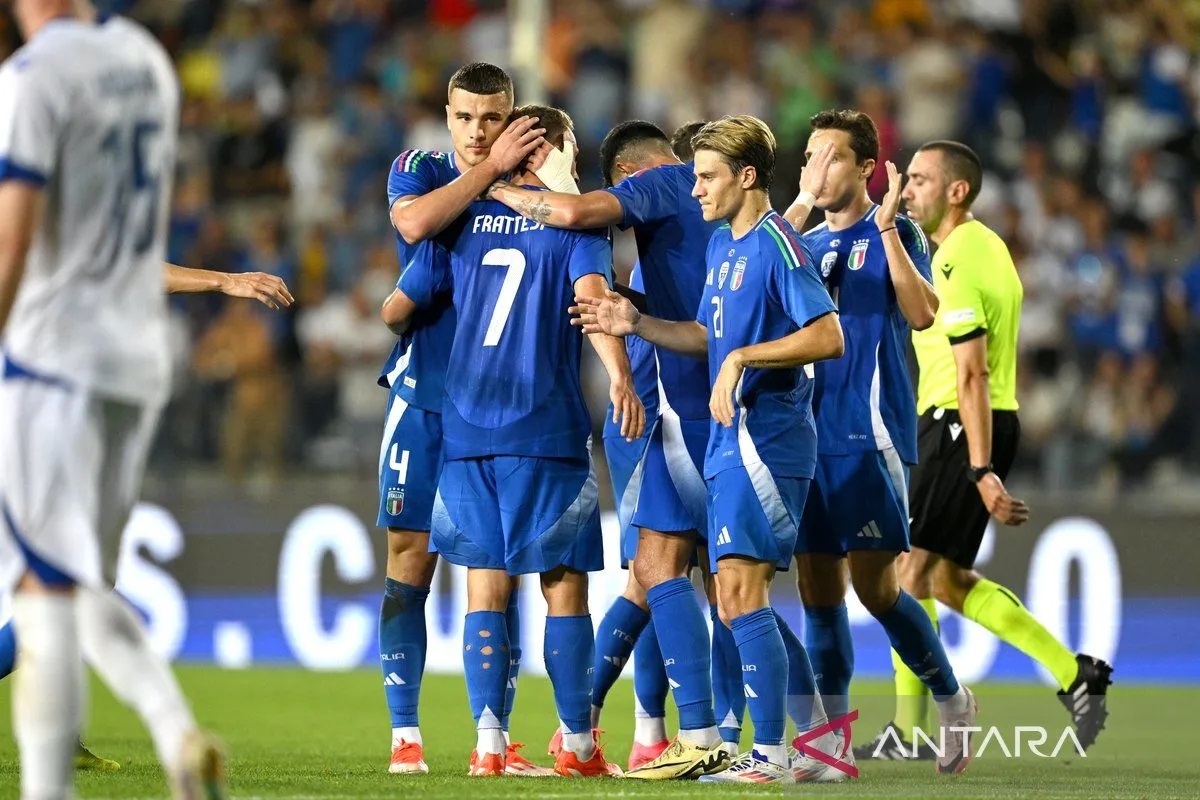 Davide Frattesi merayakan gol bersama pemain timnas Italia. ANTARA/AFP