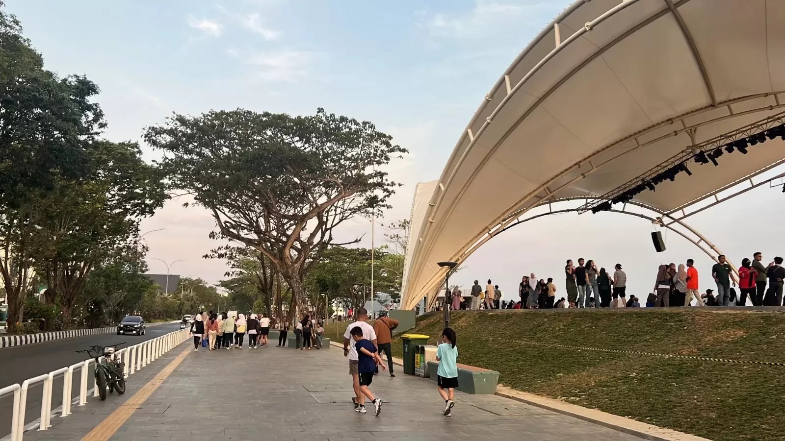 PENGALAMAN BERBEDA. Pengunjung Teras Samarinda diajak untuk terbiasa berjalan kaki agar tidak ada yang parkir di pinggir jalan.